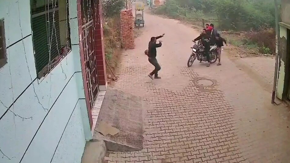 घर के बाहर खड़ा था लॉरेंस के खास रवि बॉक्सर के हत्या का आरोपी, ताबड़तोड़ फायरिंग, महिला ने लट्ठ से भगाया घर के बाहर खड़ा था लॉरेंस के खास रवि बॉक्सर के हत्या का आरोपी, ताबड़तोड़ फायरिंग, महिला ने लट्ठ से भगा...