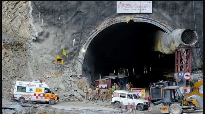 सिलक्यारा सुरंग में फंसे श्रमिकों को अस्पताल ले जाने के लिए 40 एंबुलेंस तैयार, सड़कों की मरम्मत पूरी हुई सिलक्यारा सुरंग में फंसे श्रमिकों को अस्पताल ले जाने के लिए 40 एंबुलेंस तैयार, सड़कों की मरम्मत पूर...