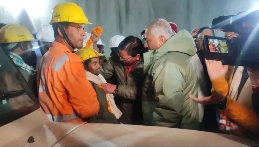 Uttarakhand Tunnel : 17 दिन बाद सुरंग से श्रमिकों को निकलने की आई रोशनी, रात 8:20 बजे तक 18 मजदूर निकले, ऐसे बाहर निकाले जा रहे फंसे मजदूर Uttarakhand Tunnel : 17 दिन बाद सुरंग से श्रमिकों को निकलने की आई रोशनी, रात 8:20 बजे तक 18 मजदूर न...