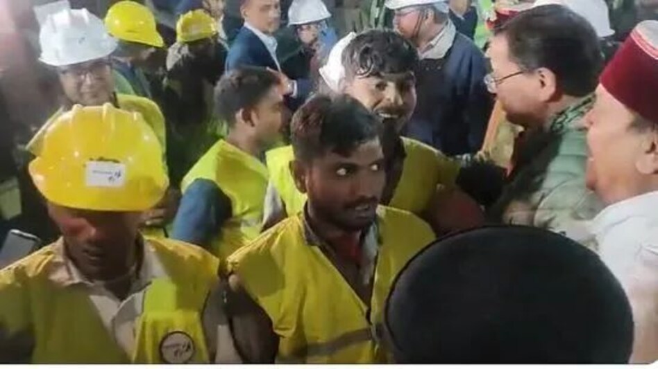 uttarakhand tunnel News : 17 दिन बाद टनल में फंसे सभी 41 मजदूर सकुशल बाहर निकाले गए, भारत माता की जय के नारे लगे uttarakhand tunnel News : 17 दिन बाद टनल में फंसे सभी 41 मजदूर सकुशल बाहर निकाले गए, भारत माता की ज...