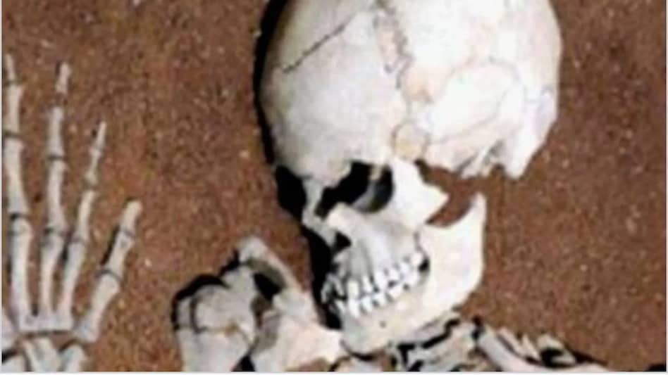 एक साल पहले हुई माँ की मौत, घर में रखी लाश, कंकाल के साथ 365 दिन से रह रही थीं दो बेटियां! एक साल पहले हुई माँ की मौत, घर में रखी लाश, कंकाल के साथ 365 दिन से रह रही थीं दो बेटियां!