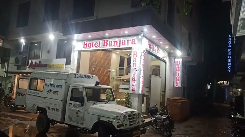 भोपाल के होटल में लड़का लड़की की लाश मिलने से सनसनी, कटनी से भोपाल होटल में किया था चेकइन, जाँच जारी भोपाल के होटल में लड़का लड़की की लाश मिलने से सनसनी, कटनी से भोपाल होटल में किया था चेकइन, जाँच जार...