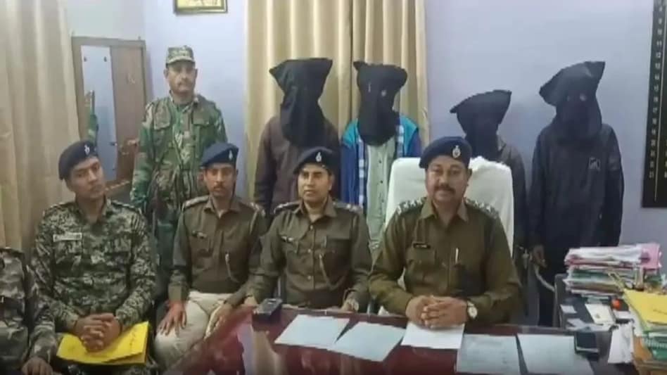 Jharkhand : ससुराल में जीजा ने बहन पर हाथ उठाया तो नाराज साले ने हत्या कर लाश जमीन में दफनाई, जानें क्यों डबल मर्डर हुआ? Jharkhand : ससुराल में जीजा ने बहन पर हाथ उठाया तो नाराज साले ने हत्या कर लाश जमीन में दफनाई, जानें...