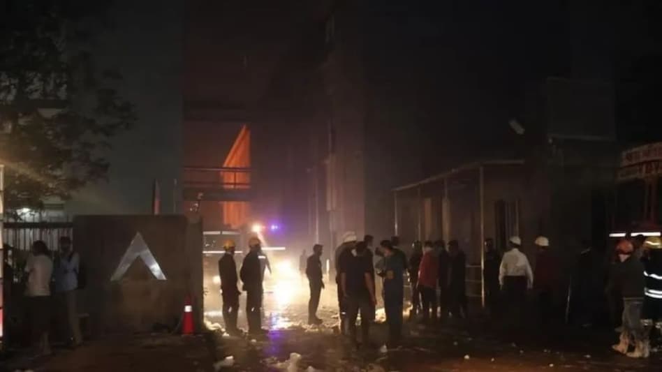 सूरत की केमिकल कंपनी में मिले 7 इंसानी कंकाल, लीकेज की वजह से ब्लास्ट के बाद लगी थी आग सूरत की केमिकल कंपनी में मिले 7 इंसानी कंकाल, लीकेज की वजह से ब्लास्ट के बाद लगी थी आग