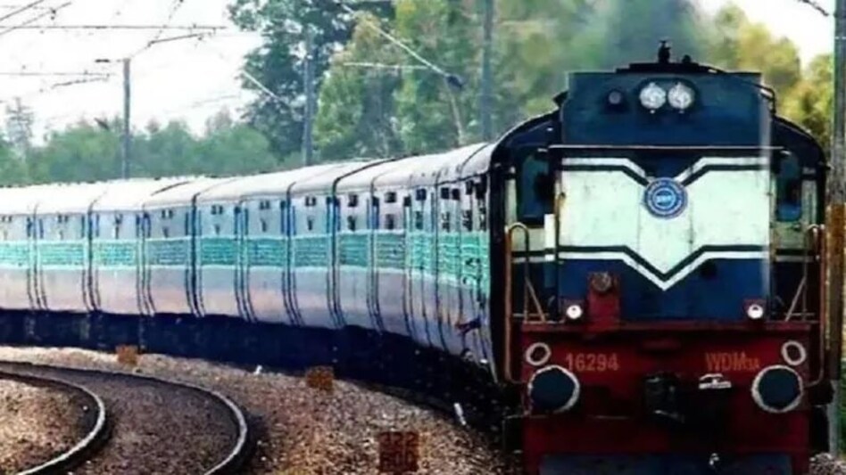 यूपी के बाराबंकी में रेलकर्मी ठीक कर रहे थे सिग्नल पोल, ट्रेन ने तीन रेलकर्मियों को उड़ा दिया, दो की मौत एक जख्मी यूपी के बाराबंकी में रेलकर्मी ठीक कर रहे थे सिग्नल पोल, ट्रेन ने तीन रेलकर्मियों को उड़ा दिया, दो क...