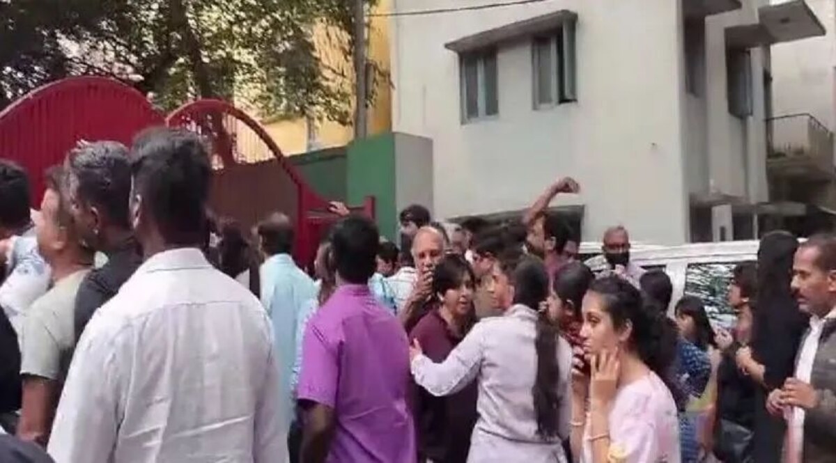 बेंगलुरु के 44 स्कूलों को बम से उड़ाने की धमकी, स्कूल में बम का ई-मेल मिलने से हड़कंप, छात्रों को सुरक्षित बाहर निकाला गया जांच में जुटी पुलिस