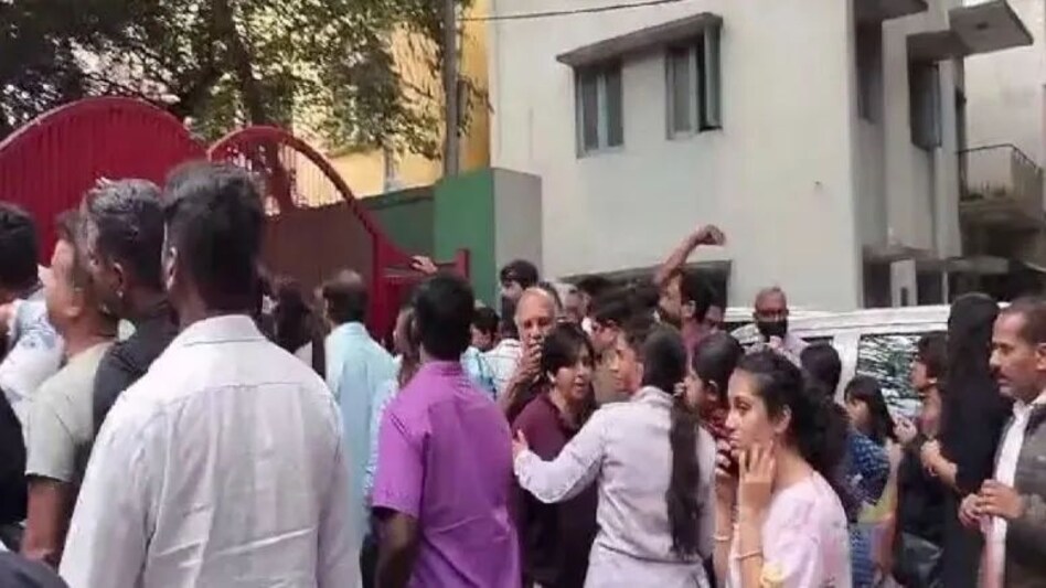 बेंगलुरु के 44 स्कूलों को बम से उड़ाने की धमकी, स्कूल में बम का ई-मेल मिलने से हड़कंप, छात्रों को सुरक्षित बाहर निकाला गया बेंगलुरु के 44 स्कूलों को बम से उड़ाने की धमकी, स्कूल में बम का ई-मेल मिलने से हड़कंप, छात्रों को स...