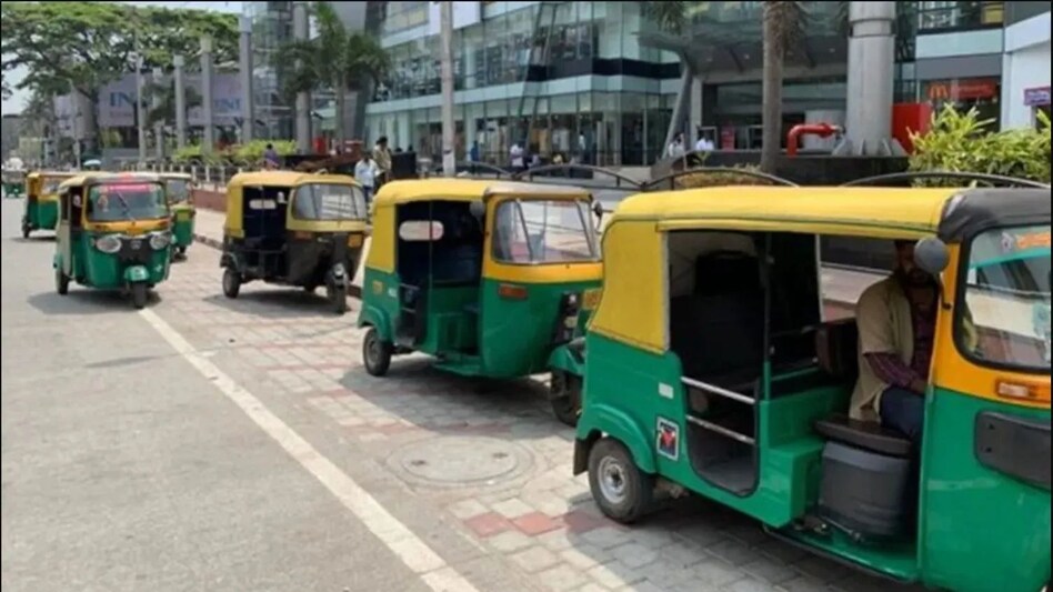 Bangalore: बेंगलुरु में चलते ऑटो में ड्राइवर ने की छेड़छाड़, विरोध करने पर महिला को बाहर फेंका Bangalore: बेंगलुरु में चलते ऑटो में ड्राइवर ने की छेड़छाड़, विरोध करने पर महिला को बाहर फेंका
