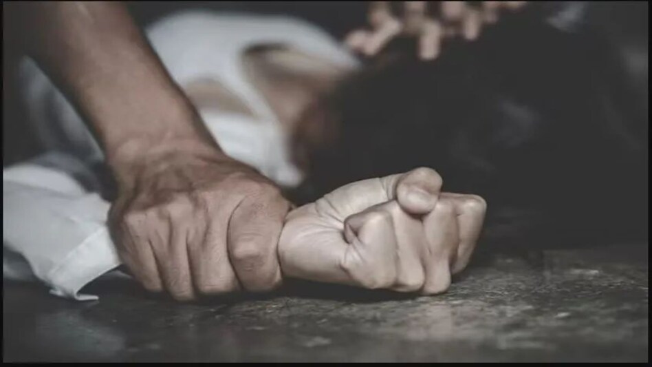 सौतेला बाप बना हैवान दो-दो बेटियों का करता था रेप, सर्कस में बेचने जा रहा था, ऐसे हुआ पर्दाफाश सौतेला बाप बना हैवान दो-दो बेटियों का करता था रेप, सर्कस में बेचने जा रहा था, ऐसे हुआ पर्दाफाश