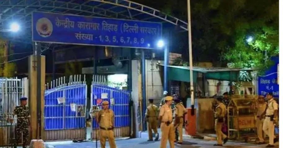 एशिया की सबसे बड़ी जेल में भर्ती घोटाला, तिहाड़ जेल में फर्जी तरीके से भर्ती हुए 50 कर्मचारी सस्पेंड, 9 असिस्टेंट, 39 वार्डर शामिल एशिया की सबसे बड़ी जेल में भर्ती घोटाला, तिहाड़ जेल में फर्जी तरीके से भर्ती हुए 50 कर्मचारी सस्पेंड...