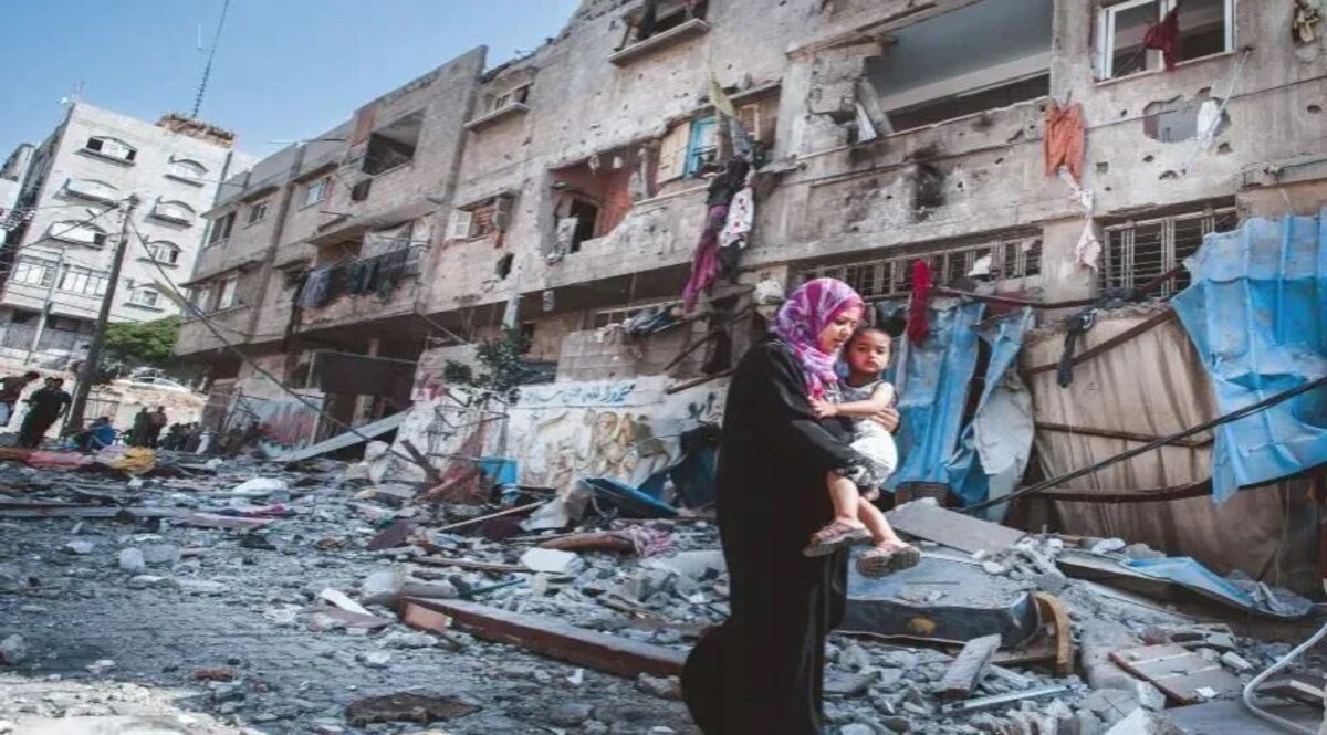 गाजा में एक बार फिर आसमान से बरसी मौत, सीजफायर के बाद दक्षिण से फिलिस्तीनियों को खदेड़ने में जुटी इजरायल की सेना गाजा के दक्षिणी हिस्से से भी अब फिलिस्तीनियों को खदेड़ रही है इजरायल की सेना