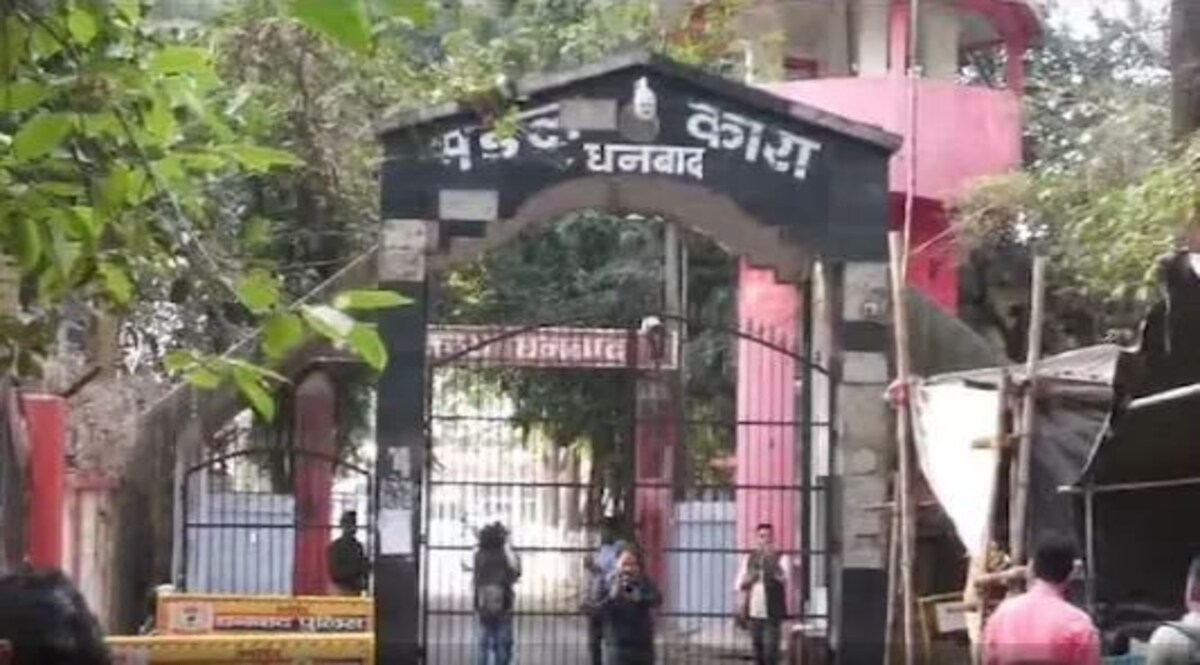 जेल के अस्पताल में गैंगवॉर, गैंग्स्टर का शूटआउट, देसी कट्टे से मारी सात गोली धनबाद की मंडल कारा जेल में हुआ शूटआउट, गैंगवार में मारा गया कैदी