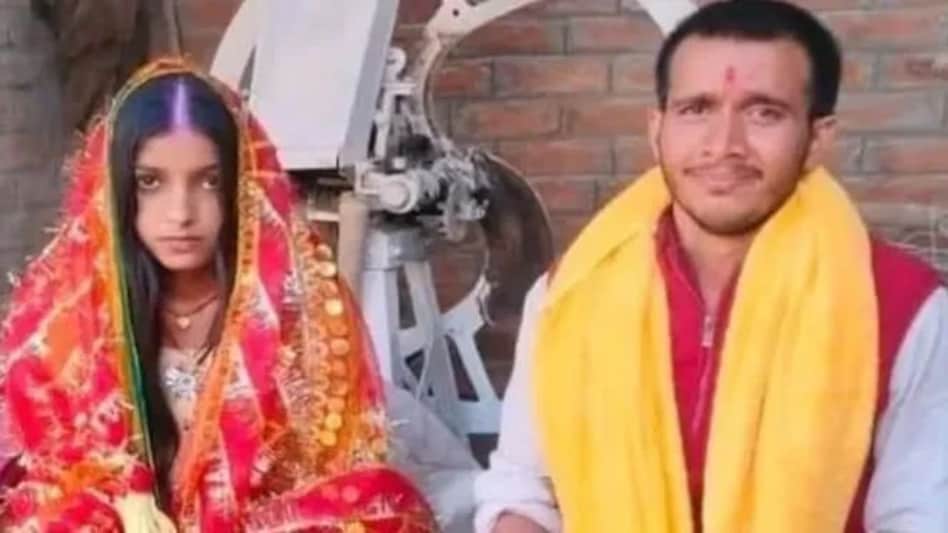 Bihar : बिहार में गजब का पकड़ौआ विवाह, नौकरी लगने के 8 दिन बाद स्कूल से अगवा कर जबरिया कराई शादी, अब हुआ ये बड़ा कांड Bihar : बिहार में गजब का पकड़ौआ विवाह, नौकरी लगने के 8 दिन बाद स्कूल से अगवा कर जबरिया कराई शादी, अ...