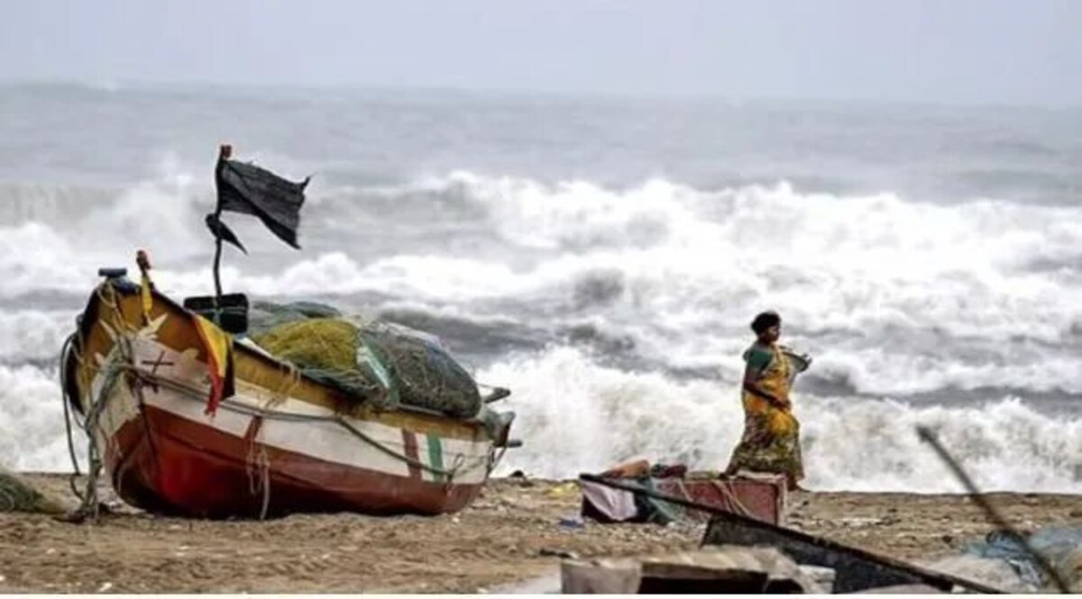 Cyclone Michaung : चेन्नई में दिखा 'मिचौंग' तूफान का कहर, फ्लाइट, ट्रेन और स्कूल सब बंद मिचौंग चक्रवात की वजह से चेन्नई में मौसम विभाग ने हाईअलर्ट जारी किया है