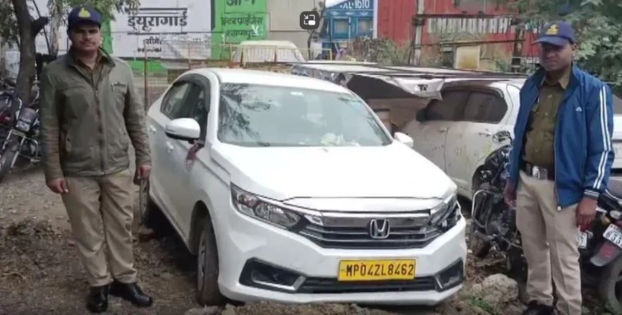 चचेरे भाई को कार की सीट बेल्ट में फंसाकर कार से बाहर फेंका, 25 किलोमीटर तक घसीटा, युवक की मौत चचेरे भाई को कार की सीट बेल्ट में फंसाकर कार से बाहर फेंका, 25 किलोमीटर तक घसीटा, युवक की मौत