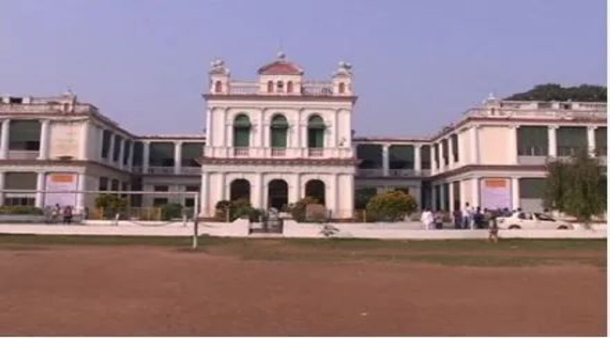 पटना कॉलेज के हॉस्टल में चले बम, पुलिस ने डाला डेरा, तलाशी में मिले इतने खोखे पटना कॉलेज में उस वक्त बमबाजी और गोलीबारी की घटना हुई जब क्लास चल रही थी