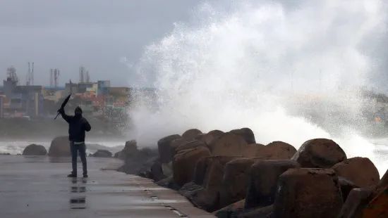 तमिलनाडु: मृतकों की संख्या बढ़कर 12 हुई, चेन्नई में राहत कार्यों में नौका व ट्रैक्टर का उपयोग तमिलनाडु: मृतकों की संख्या बढ़कर 12 हुई, चेन्नई में राहत कार्यों में नौका व ट्रैक्टर का उपयोग