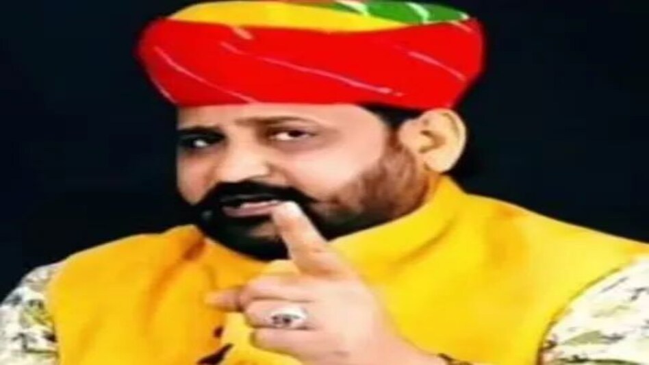 निजी स्कूल के लाइसेंस के सिलसिले में गोगामेड़ी से मिलने आए थे आरोपी! घटना के वक्त दो सुरक्षाकर्मी छुट्टी पर क्यों थे? निजी स्कूल के लाइसेंस के सिलसिले में गोगामेड़ी से मिलने आए थे आरोपी! घटना के वक्त दो सुरक्षाकर्मी छ...