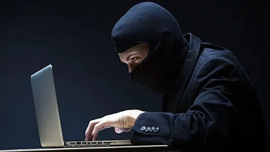 Cyber Crime : देश में 100 वेबसाइटों से हो रहे थे बड़े फर्जीवाड़े, केंद्र सरकार ने कर दिए बंद, साइबर क्राइम हो तो करें 1930 पर कॉल Cyber Crime : देश में 100 वेबसाइटों से हो रहे थे बड़े फर्जीवाड़े, केंद्र सरकार ने कर दिए बंद, साइबर...