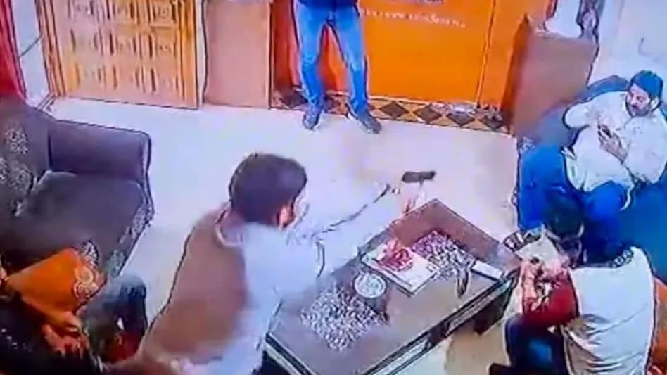 शादी का कार्ड देने के बहाने सुखदेव गोगामेड़ी के घर में घुसे थे बदमाश! शादी का कार्ड देने के बहाने सुखदेव गोगामेड़ी के घर में घुसे थे बदमाश!