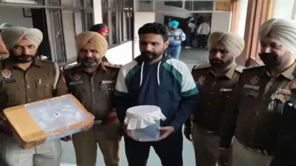 Punjab : 2 करोड़ की सोना लूट में दो पुलिसकर्मी भी निकले, 1 पुलिसवाला अरेस्ट, फिल्मी स्टाइल में लूटे थे सोना Punjab : 2 करोड़ की सोना लूट में दो पुलिसकर्मी भी निकले, 1 पुलिसवाला अरेस्ट, फिल्मी स्टाइल में लूटे...