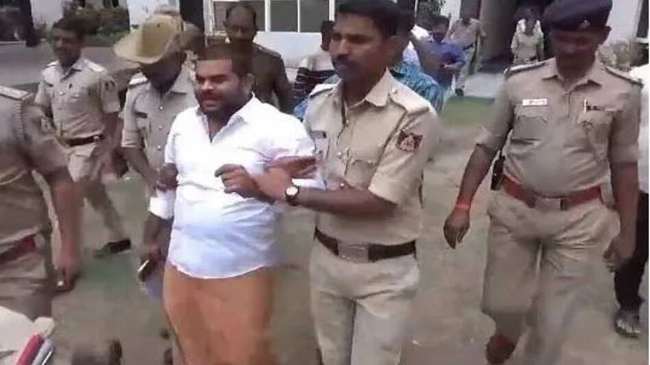 कर्नाटक : भाजपा नेता मणिकांत राठौड़ को पुलिस ने हिरासत में लिया, पूरी वजह चौंकाने वाली कर्नाटक : भाजपा नेता मणिकांत राठौड़ को पुलिस ने हिरासत में लिया, पूरी वजह चौंकाने वाली