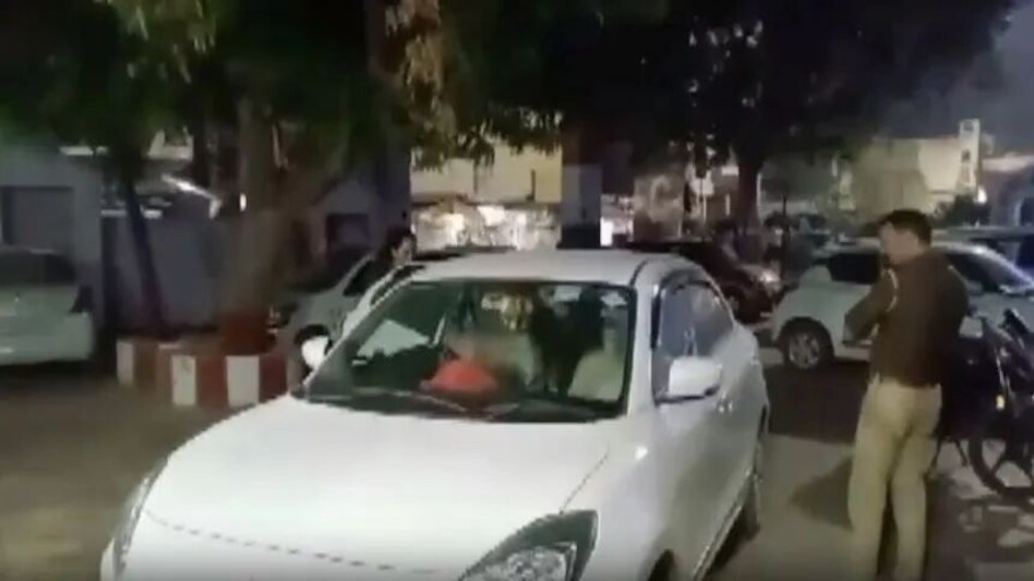 गर्लफ्रेंड को लेकर भाग रहा था बॉयफ्रेंड, कैब चालक को हुआ शक, ड्राइवर ने थाने में घुसा दी कार, मचाया शोर गर्लफ्रेंड को लेकर भाग रहा था बॉयफ्रेंड, कैब चालक को हुआ शक, ड्राइवर ने थाने में घुसा दी कार, मचाया...