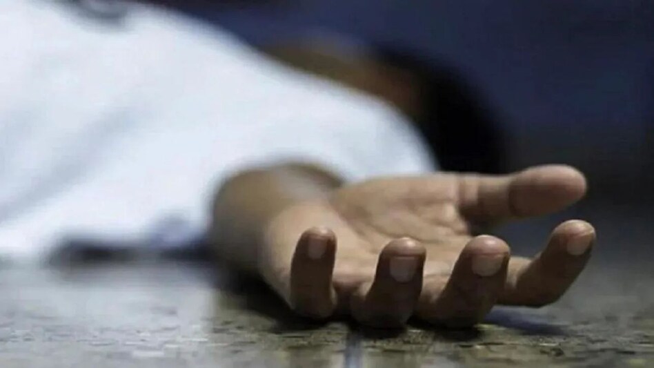 वाराणसी में एक धर्मशाला में आंध्र प्रदेश के चार लोगों ने की आत्महत्या, पति पत्नी और दो बेटों की लटकती मिली लाश वाराणसी में एक धर्मशाला में आंध्र प्रदेश के चार लोगों ने की आत्महत्या, पति पत्नी और दो बेटों की लटक...