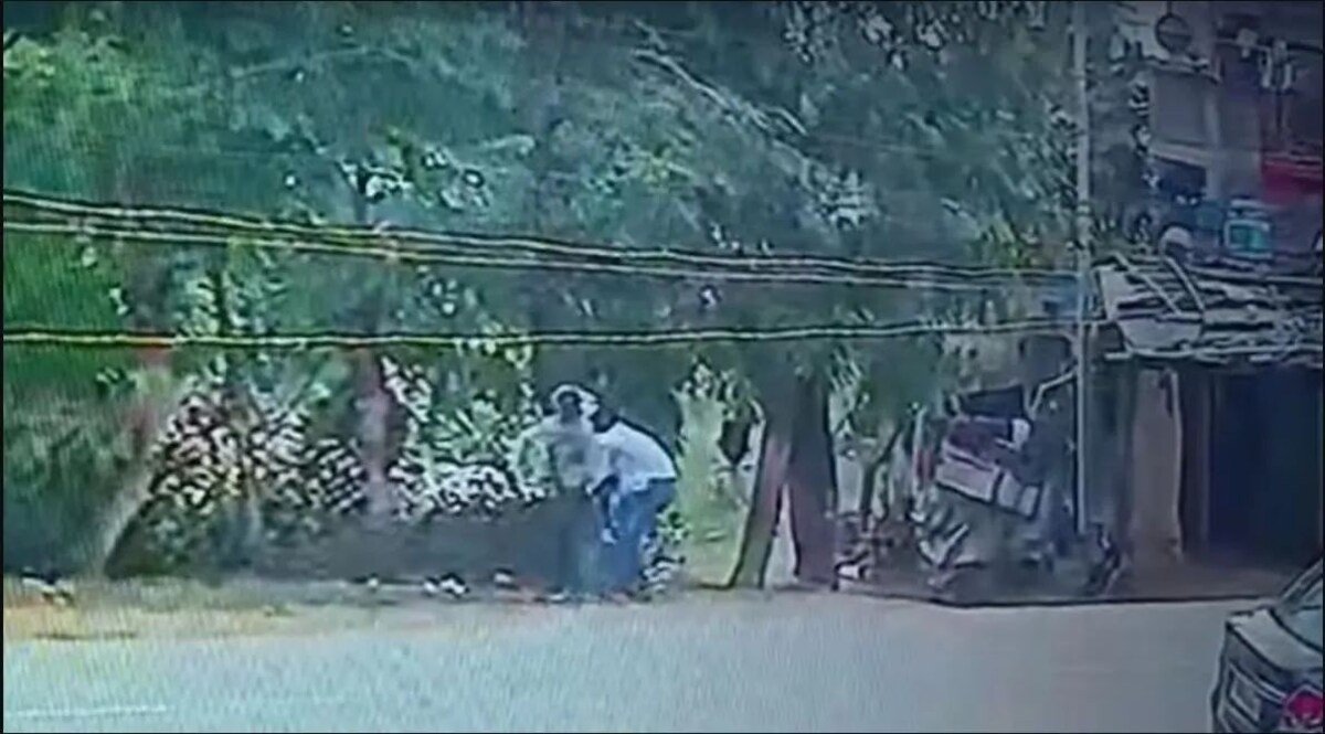 आंखों में डाला मिर्ची पाउडर, फिर चाकू से 30 बार गोद डाला, महिला सिपाही के बेटे का LIVE मर्डर कैमरे में कैद Crime Tak