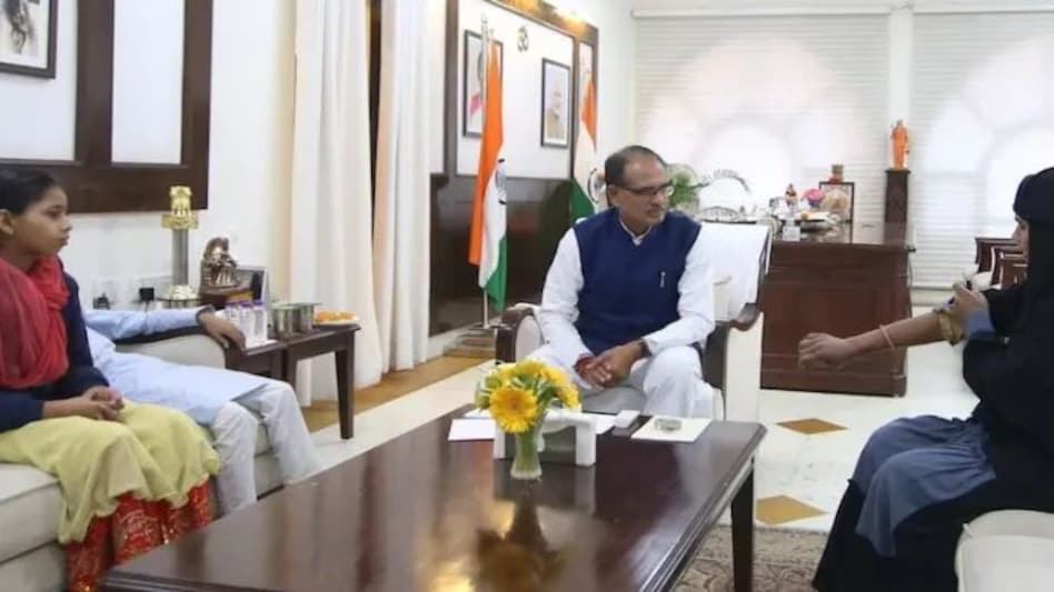 MP News : भाजपा को वोट देने पर मुस्लिम महिला को देवर ने पीटा, मुख्यमंत्री ने महिला से मुलाकात की MP News : भाजपा को वोट देने पर मुस्लिम महिला को देवर ने पीटा, मुख्यमंत्री ने महिला से मुलाकात की