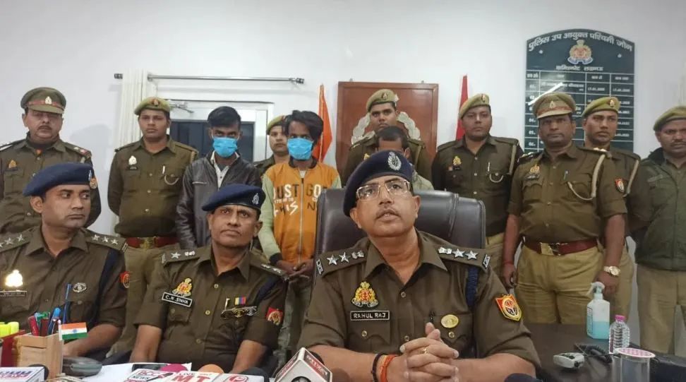 Lucknow : लखनऊ में बड़े अफसर की बेटी से गैंगरेप, चायवाले की साजिश, 3 लड़के सत्यम, असलम, सुहैल हैं रेपिस्ट, गंदी वीडियो भी बनाया Lucknow Gangrape : लड़की से गैंगरेप के 3 आरोपी अरेस्ट