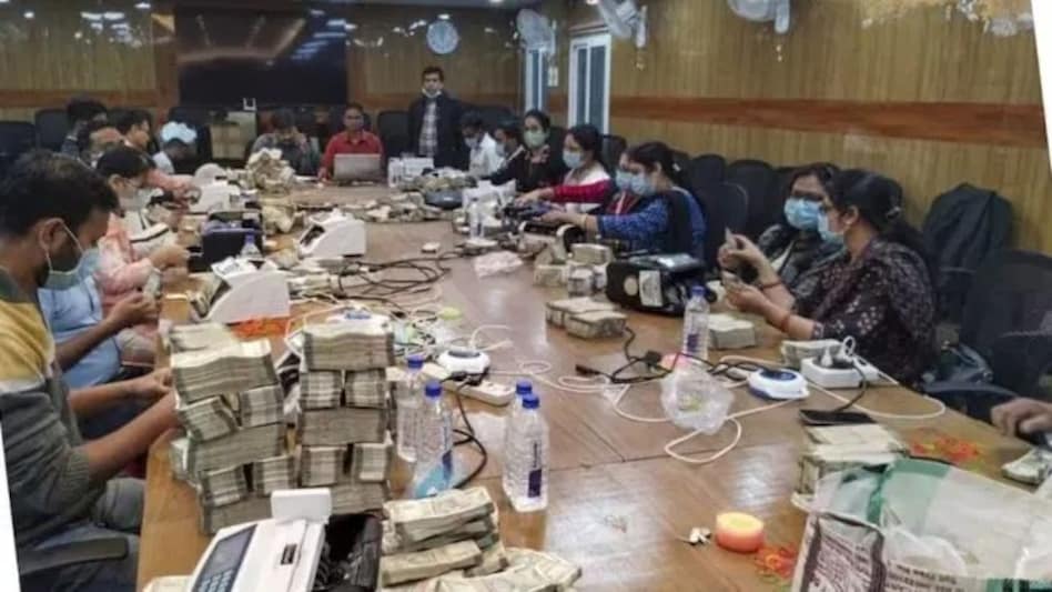 रेड में मिले 351 करोड़ रुपयों का ये होगा अंजाम, ऐसा है इनकम टैक्स का नियम! रेड में मिले 351 करोड़ रुपयों का ये होगा अंजाम, ऐसा है इनकम टैक्स का नियम!