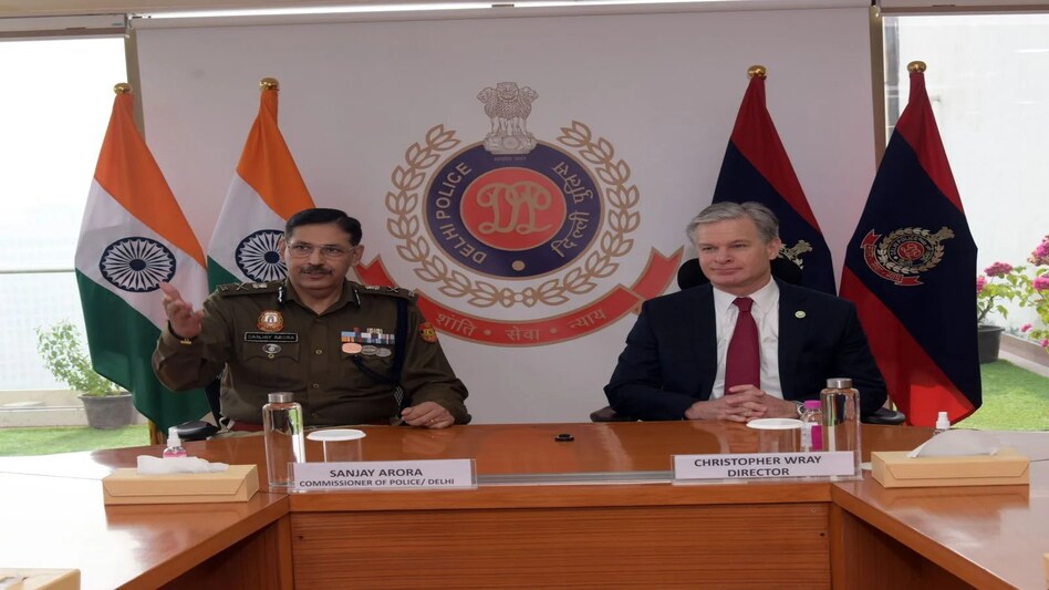 एफबीआई निदेशक ने दिल्ली पुलिस आयुक्त से मुलाकात की, इससे पहले की थी सीबीआई डायरेक्टर से मुलाकात एफबीआई निदेशक ने दिल्ली पुलिस आयुक्त से मुलाकात की, इससे पहले की थी सीबीआई डायरेक्टर से मुलाकात