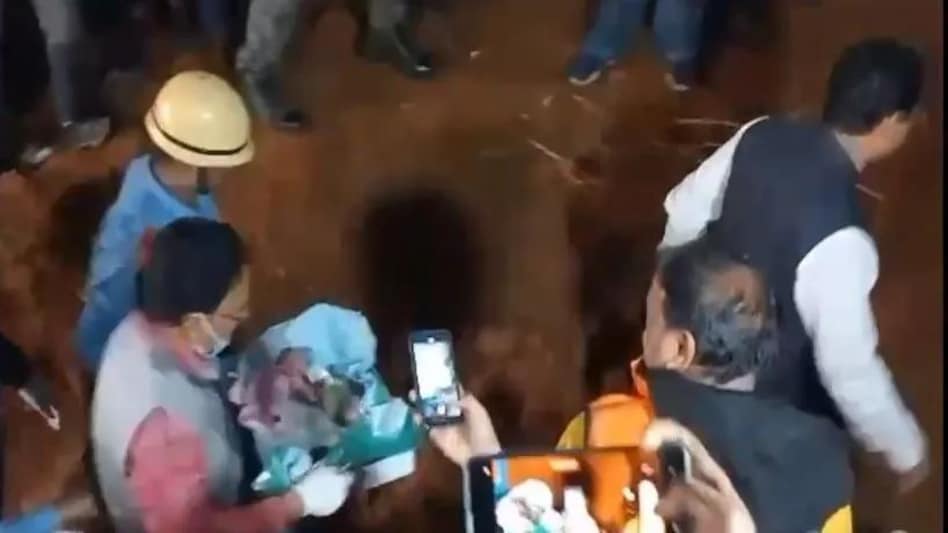 20 फीट ज़मीन के अंदर मौत से जंग, बल्ब की रोशनी, फेंकी हुई प्लास्टिक की बोतल से बची बोरवेल में फंसी बच्ची की जान 20 फीट ज़मीन के अंदर मौत से जंग, बल्ब की रोशनी, फेंकी हुई प्लास्टिक की बोतल से बची बोरवेल में फंसी ...