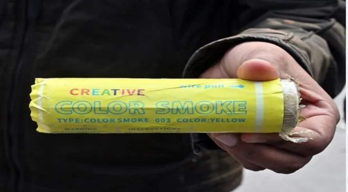 नई संसद में हुए स्प्रे कांड का सामने आया चीन का 'कनेक्शन', दिल्ली पुलिस की FIR में हुआ सनसनीखेज खुलासा लोकसभा के भीतर जो कलर स्प्रे चलाया गया वो चीन का बना हुआ था जिस पर वार्निंग भी थी