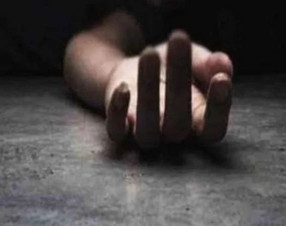 छत्तीसगढ़ में कर्ज के चलते किसान ने की आत्महत्या, लोन माफी पर भाजपा-कांग्रेस में खिंची तलवारें छत्तीसगढ़ में कर्ज के चलते किसान ने की आत्महत्या, लोन माफी पर भाजपा-कांग्रेस में खिंची तलवारें