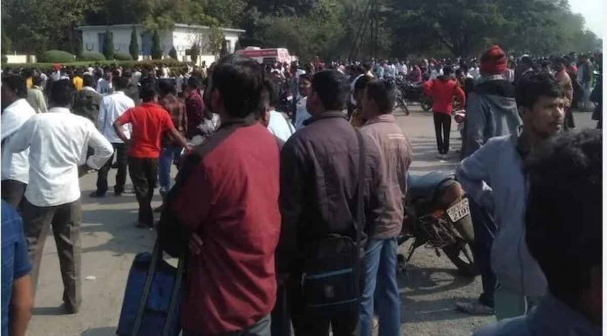 Nagpur : सेना के लिए हथियार बनाने वाली फैक्ट्री में विस्फोट, 9 मौतें, 3 घायल Nagpur Blast : फैक्ट्री में ब्लास्ट के बाद बाहर जुटे लोग