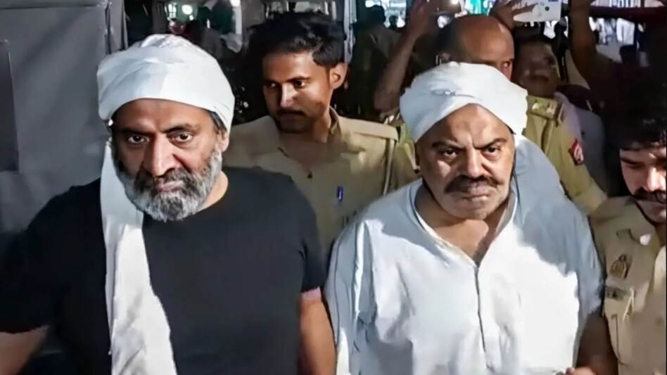 मोस्ट वांटेड लिस्ट में शामिल हुआ ये पुलिसवाला, माफिया अतीक अहमद के लिए वर्दी भी लगा दी दांव पर मोस्ट वांटेड लिस्ट में शामिल हुआ ये पुलिसवाला, माफिया अतीक अहमद के लिए वर्दी भी लगा दी दांव पर