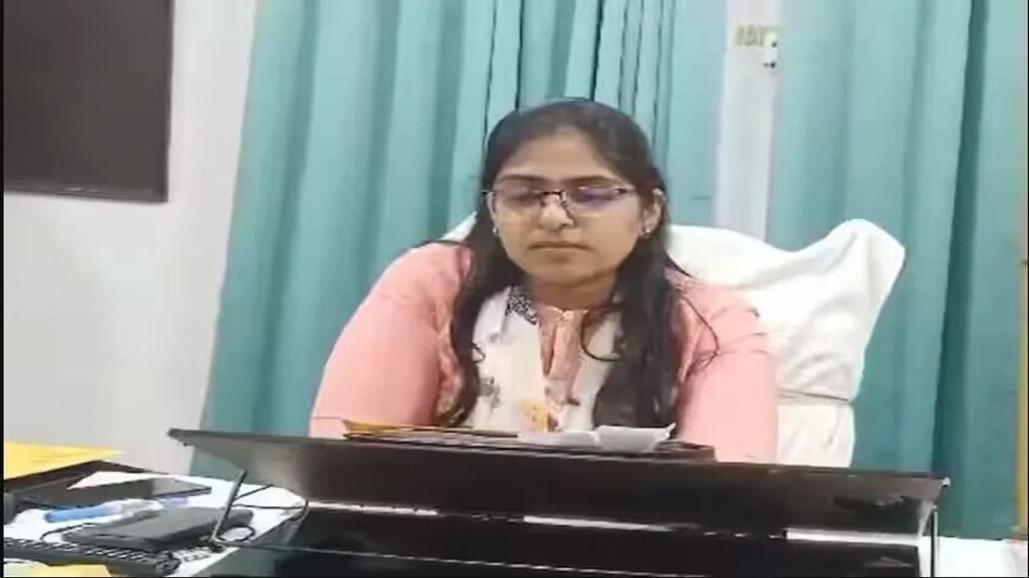 फिर से चर्चा में आईं ज्योति मौर्या, गंवाई जीएम की कुर्सी, इस वजह से हुई कार्रवाई फिर से चर्चा में आईं ज्योति मौर्या, गंवाई जीएम की कुर्सी, इस वजह से हुई कार्रवाई