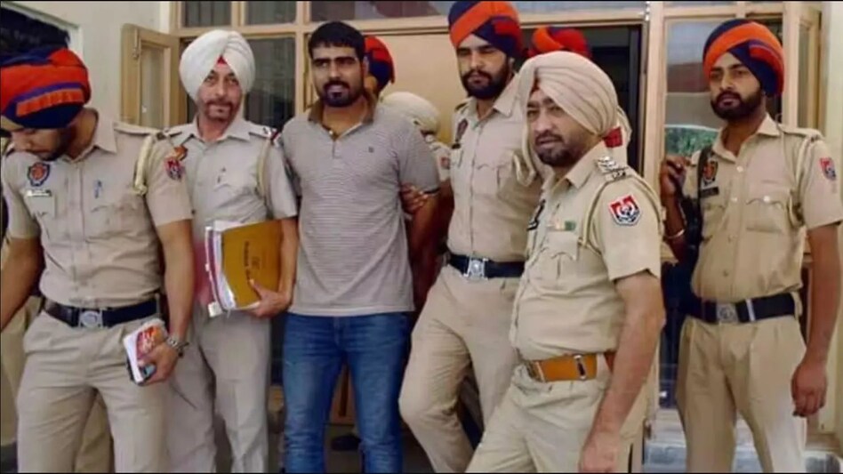 गोगामेड़ी हत्याकांड का मास्टरमाइंड, पटियाला पुलिस के रिमांड पर गैंगस्टर संपत नेहरा गोगामेड़ी हत्याकांड का मास्टरमाइंड, पटियाला पुलिस के रिमांड पर गैंगस्टर संपत नेहरा