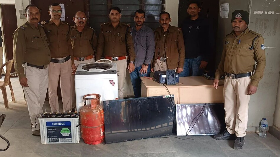 Gwalior : ग्वालियर में पति-पत्नी और 'वो' मिलकर करते थे चोरी, ऐसे घरों को बनाते थे निशाना Gwalior : ग्वालियर में पति-पत्नी और 'वो' मिलकर करते थे चोरी, ऐसे घरों को बनाते थे निशाना