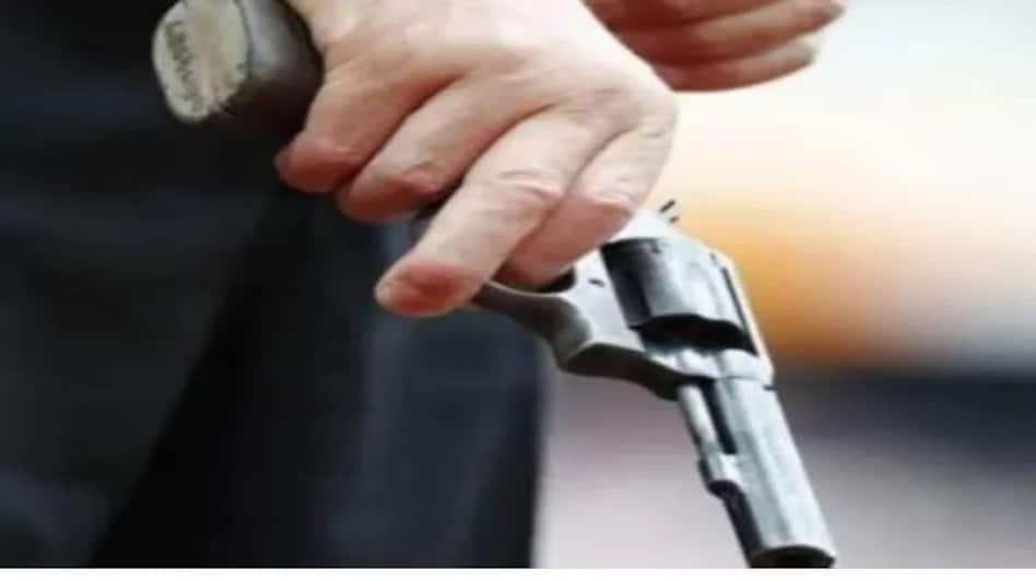 यूपी के मुजफ्फरनगर मेंं रिश्तों का खून, पैसे के विवाद में बेटे ने पिता की गोली मारकर हत्या की यूपी के मुजफ्फरनगर मेंं रिश्तों का खून, पैसे के विवाद में बेटे ने पिता की गोली मारकर हत्या की