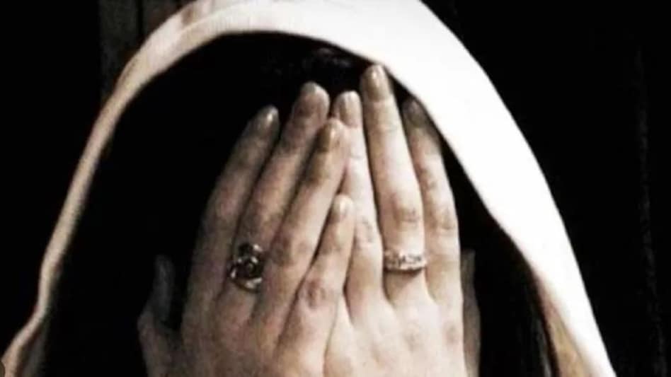 बरेली में दहेज ना मिलने से नाराज पति ने काट ली पत्नी की नाक, झगड़े में पति ने दांतो से काट ली नाक, केस दर्ज बरेली में दहेज ना मिलने से नाराज पति ने काट ली पत्नी की नाक, झगड़े में पति ने दांतो से काट ली नाक, ...