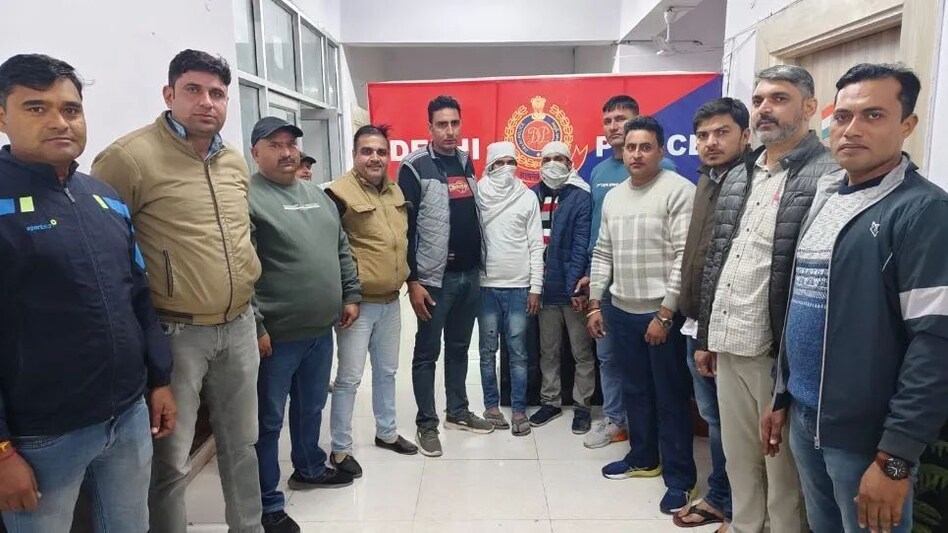 दिल्ली के ई-रिक्शा वाले कातिल, मोबाइल और 400 रुपए के लिए कत्ल, लूटपाट के दौरान यात्री के सीने में घोंपा चाकू दिल्ली के ई-रिक्शा वाले कातिल, मोबाइल और 400 रुपए के लिए कत्ल, लूटपाट के दौरान यात्री के सीने में घ...