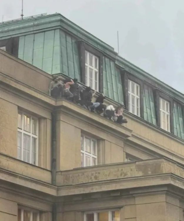 Video : चेक गणराज्य में सबसे बड़ा हमला, 15 लोगों की मौत, यूनीवर्सिटी के अंदर चली गोलियां Video : चेक गणराज्य में सबसे बड़ा हमला, 15 लोगों की मौत, यूनीवर्सिटी के अंदर चली गोलियां