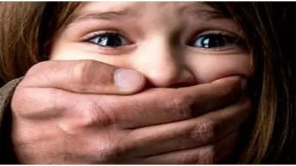 गुरुग्राम में 14 साल की नाबालिग से रेप, दुष्कर्म का आरोपी पुलिस हेड कांस्टेबल गिरफ्तार गुरुग्राम में 14 साल की नाबालिग से रेप, दुष्कर्म का आरोपी पुलिस हेड कांस्टेबल गिरफ्तार