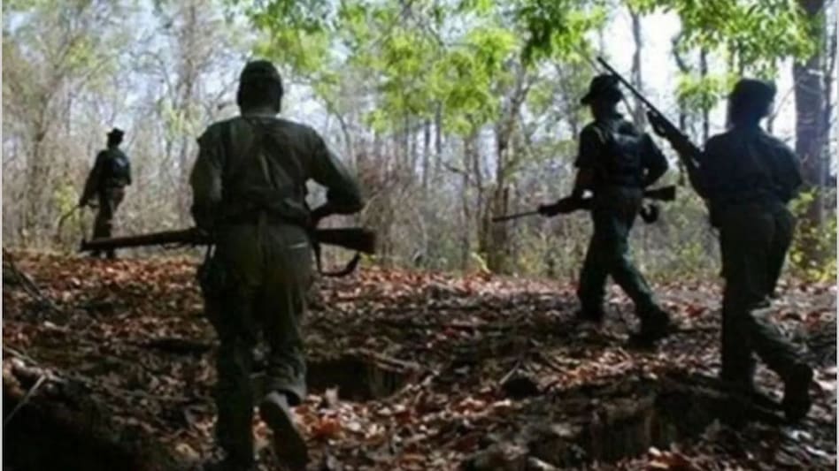 छत्तीसगढ़ के दंतेवाड़ा में पुलिस नक्सलियों में मुठभेड़, पुलिस की गोली से तीन नक्सली ढेर छत्तीसगढ़ के दंतेवाड़ा में पुलिस नक्सलियों में मुठभेड़, पुलिस की गोली से तीन नक्सली ढेर