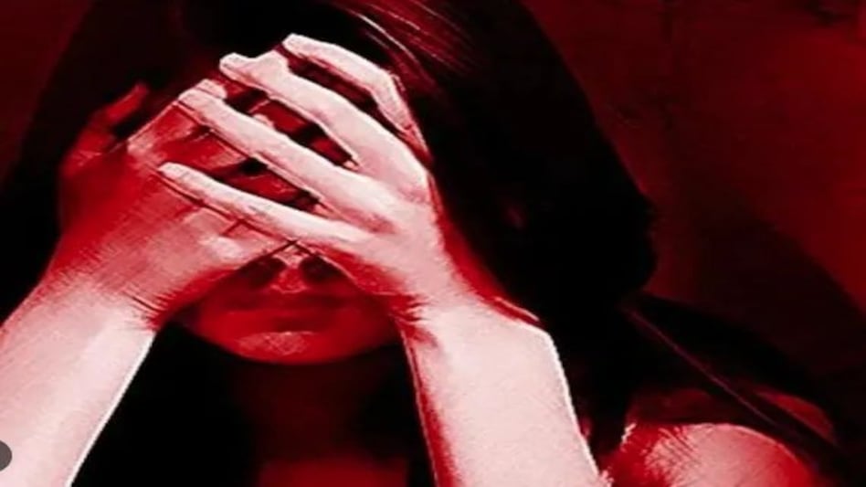 अलवर में लड़की को कार से किडनैप किया, तीन युवकों ने किया नाबालिग से गैंगरेप, आरोपियों की तलाश जारी अलवर में लड़की को कार से किडनैप किया, तीन युवकों ने किया नाबालिग से गैंगरेप, आरोपियों की तलाश जारी