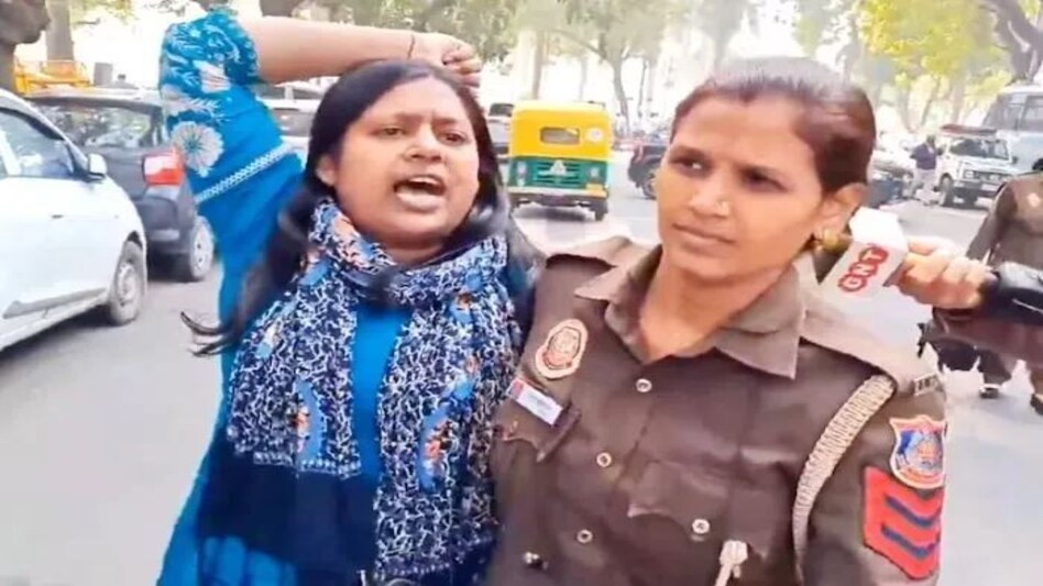 संसद सुरक्षा चूक मामला: आरोपी नीलम आजाद का कोर्ट में बड़ा दावा, पुलिस हिरासत को अवैध बताया संसद सुरक्षा चूक मामला: आरोपी नीलम आजाद का कोर्ट में बड़ा दावा, पुलिस हिरासत को अवैध बताया