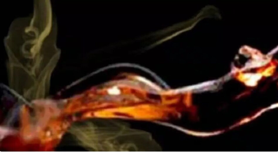 ओडिशा में तेज़ाबी हमला, तीन व्यक्तियों पर फेंका तेजाब, पिता पुत्र समेत तीन झुलसे ओडिशा में तेज़ाबी हमला, तीन व्यक्तियों पर फेंका तेजाब, पिता पुत्र समेत तीन झुलसे